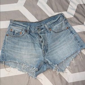 Distressed Denim Levi shorts✨
